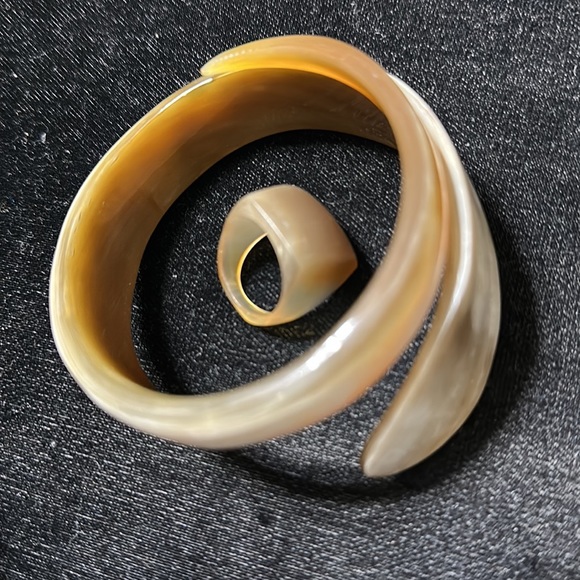 Multi colored Buffalo horn/bone bracelet size 6.35 cm and ring size 7. - Picture 2 of 4